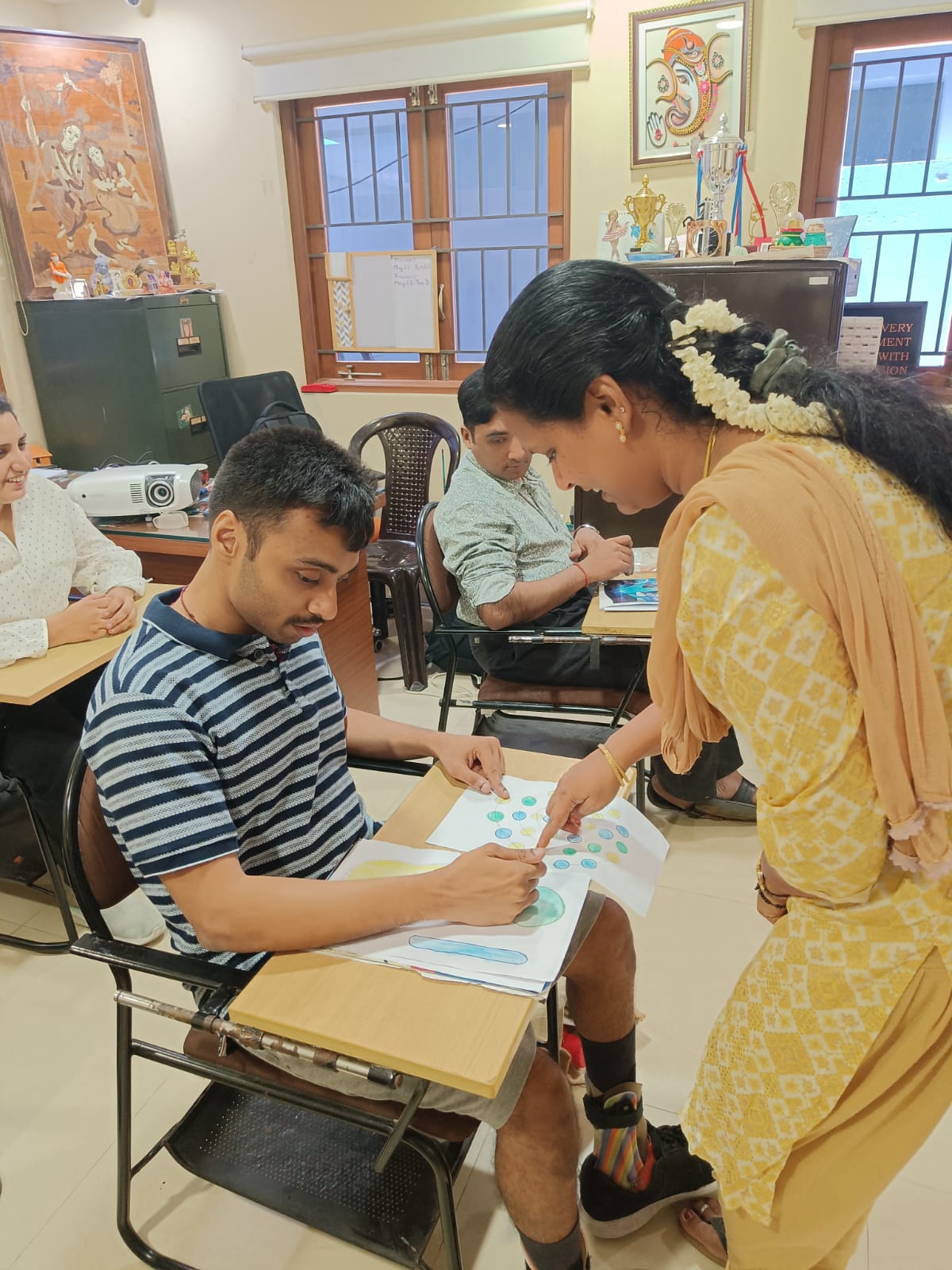 Vocational expert working alongside a V-Excel professional and participant
